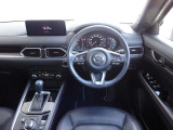 鮮やかなCX-5のコックピット。360&deg;ビューモニターを搭載し、安全確認もスムーズに行えます。ドライバー中心の機能的なレイアウトと高い質感が、快適なドライブを約束します。
