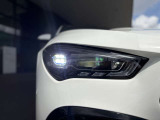 LEDヘッドライトを装備。夜間の視認性と先進的なフロントまわりを印象付けます。
