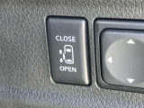 助手席側スライドドアはオート機能付き。運転席からも開閉可能です。