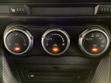 空調スイッチ類は最近流行のタッチパネル式ではなく、運転中でも直感的に操作できるダイヤル式を採用しております。