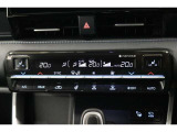 運転席と助手席、それぞれ温度調節ができ、オールシーズン快適なオートエアコンとなっております!