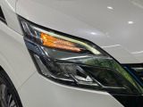 【LEDヘッドライト】悪天候や夜間走行時も良好な視界を確保し安心して運転できる高輝度LEDヘッドライトを装備!点灯速度が早く、消費電力も抑えられています。