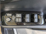 パワーウィンドウのスイッチですよ。 運転席に居ながら窓を開け閉めのコントロールできますよ。 ロック機能で、子供がイタズラして窓を開けるという事も無くなりますよ。