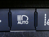 【オートマチックハイビームヘッドライト】ハイビーム走行時に対向車や前走車をカメラで認識して自動的にロービームにする機能が装備されています。※道路環境などによっては作動しない場合があります。