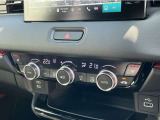 オートエアコンは左右席で独立温度コントロールが可能です。シートヒーター付きで、冷えた車内でもスイッチを押せば数秒で座面と背もたれがあたたかくなります。