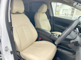 運転席まわりには十分なスペースがあり、大柄な方でもゆったり運転していただける環境です。