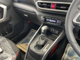 操作しやすいATシフトです♪シフトチェンジを気にしなくていいので運転だけに集中できますね!自然と手に届くところにある、手になじむ形状のシフトノブがいいですね♪
