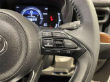 ステアリングスイッチ付きで、運転中に視線を前に向けたまま操作できます。