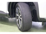 タイヤサイズはハイスペックな215/50R18。