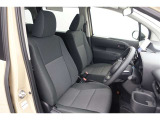 シックな色使いの運転席周りですね。すっきりとしたデザインで上品な色使いです。居心地の良い運転席、長く座ってられるリラックスできるデザインがいいですね。