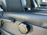 運転席シートに破れがあります。