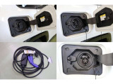 充電方法は≪クルマとコンセントをつなぐだけ≫。ご自宅でも充電可能な普通充電の充電ポート(車両側充電装備)です。充電ケーブルと車に差し込むだけで充電できる充電コネクターを装備しています。