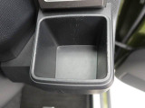 【カップホルダー】エアコン吹き出し口下部に設置されていますので使いやすさバッチリ!運転席から手の届くちょうどの位置です!