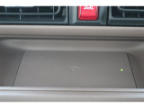 ワイヤレス充電機能で接続の手間いらず。スマートフォンなどをワイヤレスで充電可能です。