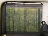 【ロールシェード】日差しや車外からの光が眩しいときにサッと引き出して使える、ロール格納タイプのサンシェードを装備。後席に乗ったお子様がウトウトしだした時など、ぜひご活用ください♪