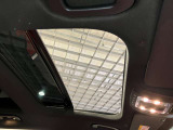 パノラミックルーフで明るい車内と開放感あるドライブをお楽しみいただけます。