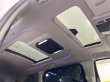 【サンルーフ】ボタンひとつで開閉可能!開放感たっぷりのサンルーフが装着されています!車内に明かりを取り入れたり景色を楽しむ以外にも、よどみがちな車内の空気も簡単に換気できて快適です!