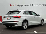 Audiのリヤディフューザーは、車両の後方での空気の流れを整え、乱流を減少させることで、走行安定性を向上させます。またスポーティで洗練された外観を提供し、全体のスタイルに一体感を持たせます。