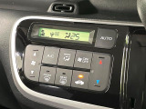 【オートエアコン】一度お好みの温度に設定すれば、車内の温度を検知し風量や温度を自動で調整。暑い&hellip;寒い&hellip;と何度もスイッチ操作をする必要はありません。快適な車内空間には必須の機能ですね♪