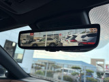 【デジタルインナーミラー】車両後方カメラの映像をミラーに映すことが出来ます。 そのため、後席に人や荷物があって後方が見えづらい場合でもしっかり視界を確保することが出来ます。