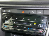 タッチコントロール式2ゾーンフルオートエアコンパネル。運転席、助手席それぞれ独立して温度管理が可能です。花粉やダストを除去するフレッシュエアフィルターも装備され、クリーンな室内環境を保ちます。
