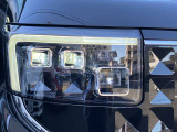 【アダプティブLEDヘッドライト】車両を検知し、LEDヘッドライトが対向車や先行車を照射しないよう自動でハイビームの照射範囲を切り替えます。