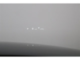 ヘッドアップディスプレイ(HUD)です。運転に必要な情報をフロントガラスの視野内に投影することで視線を外さず確認できます。視線移動や焦点調節が少なくて済むので安全性の向上に貢献します。