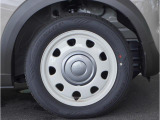 【ホイールキャップ】車に良く似合う純正ホイールキャップが装備されています。ノーマルタイヤ、スタッドレスタイヤもスズキ自販島根にお任せください。