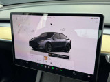 車両の状況を一目で把握!バッテリー残量や航続可能距離、エアコンの設定状況などをグラフィカルに表示。テスラならではの先進的なインターフェースが、快適なドライブをサポートします。