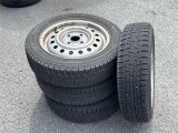 【冬タイヤ車載】雪や氷の上でも優れた制動力と操縦安定性を発揮。スタッドレスタイヤが冬の悪路での事故リスクを低減し、安心感を提供します。