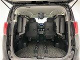 3列目シートは跳ね上げ式で折りたたみ可能です。キャンプ用品など大きな荷物もばっちり収納可能です。