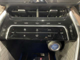 左右独立温度コントロールフルオートエアコンです。運転席、助手席それぞれで独立して温度設定ができます。