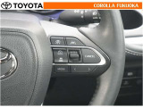 高速道路などを一定の速度で走行したい場合に、スイッチを操作することでアクセルペダルを踏まずに定速走行できます。