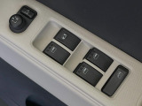 【電動格納ミラー】サイドミラーは電動格納式となっており、狭い駐車場でもキズがつくリスクを抑えられます。