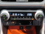 左右独立温度コントロールフルオートエアコンです。運転席、助手席それぞれで独立して温度設定ができます。冷え性の方が乗っても安心ですね♪