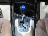 青が特徴的なシフトレバー。
