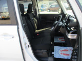 女性の方ももちろんですが、運転席側、助手席側の足元スペースが広いので男性の方が運転しても窮屈になりにくいですよ!