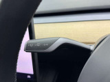左側のレバーはウインカーとワイパーの操作を担当。先端のボタンを押すとウォッシャー液が噴射されます。シンプルにまとめられた操作系で、迷わず使用可能です。