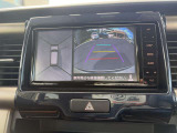 【全方位カメラ】自車を真上から見下ろす視点をモニターに映す機能。駐車や離合時の死角を無くして安全を支えます。トヨタ名のパノラミックビュー等、現代の商談では外せない必須の安全装備です。