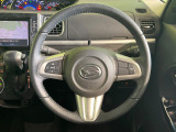インテリアに合わせたデザインのステアリングは、運転される方のことも考え、運転しやすい形状、大きさです。是非一度、実際に触ってお確かめください。
