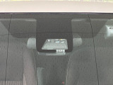 【トヨタセーフティセンスC】走行中に前方の車両等を認識し、衝突しそうな時は警報とブレーキで衝突回避と被害軽減をアシスト。より安全にドライブをお楽しみいただけます。