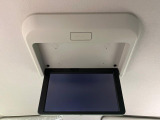 【フリップダウンモニター】大画面モニターで後席でもエンタメをお楽しみいただけます。小さなお子様にも大人気の装備です♪
