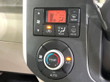 【オートエアコン】一度お好みの温度に設定すれば、車内の温度を検知し風量や温度を自動で調整。暑い&hellip;寒い&hellip;と何度もスイッチ操作をする必要はありません。快適な車内空間には必須の機能ですね♪