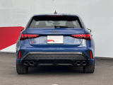 Audiのリヤディフューザーは、車両の後方での空気の流れを整え、乱流を減少させることで、走行安定性を向上させます。またスポーティで洗練された外観を提供し、全体のスタイルに一体感を持たせます。