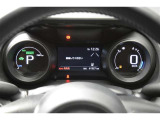 とっても見やすいメーターです。夜間時はラグジュアリーな気分にさせてくれる照明が魅力ですので、夜のドライブも楽しみになりますよ♪