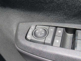 駐車時や狭い道でのすれ違い時に気を使うミラー。電動格納式ドアミラーはそんな時に便利です。