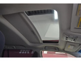 光が差し込む明るい車内。ムーンルーフがあることで圧迫感がなく、家族や友人との移動時間もより心地よく過ごせます。