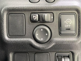 【電動格納ミラー】サイドミラーは電動格納式となっており、狭い駐車場でもキズがつくリスクを抑えられます。