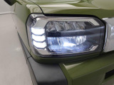 LEDヘッドライトで夜間の運転も視界すっきり 白く明るい光で夜間走行の安心感を高めます。乗車人数や荷物の量に応じて、照射軸の上下方向を自動調節するオートレベリング機能付です。