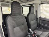 高いホールド性で運転姿勢が安定します。長距離ドライブでも疲れにくいのが魅力です。